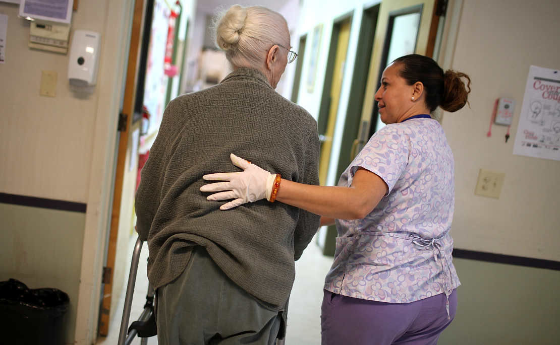 Pflegebedürftigkeit – Deutsche unterschätzen Pflegekosten massiv