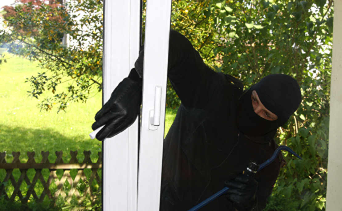 Urlaubszeit ist Einbruchszeit – Welche Versicherung zahlt und wie Sie sich schützen können